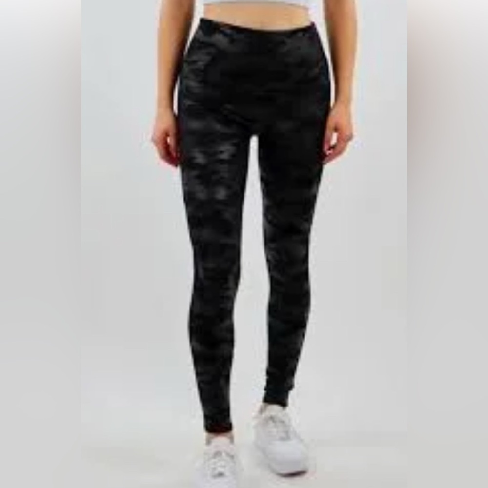 🌸 M RENA CAMO LEATHERETTE LEGGINGS